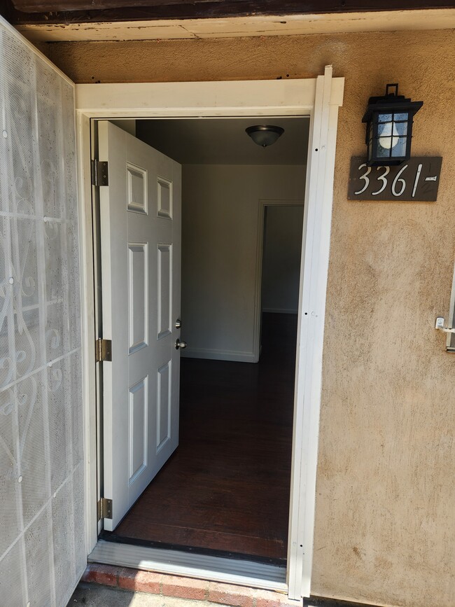 Building Photo - 3361 1/2 Roseview Ave Unit Convenient,CozyApartment