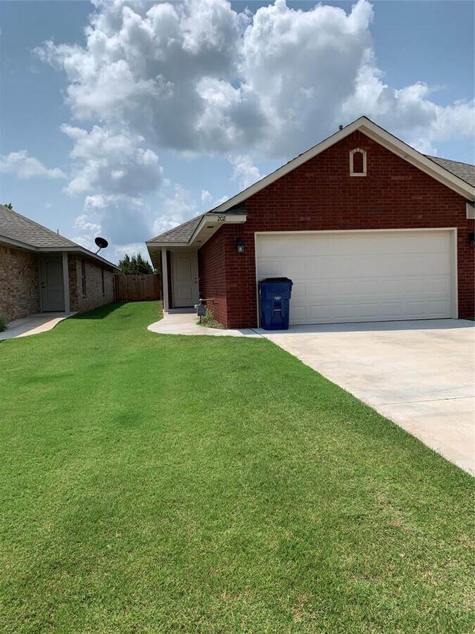 Photo - 200 Woodbriar Rd