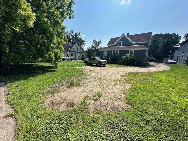 Photo - 613 3rd St SW