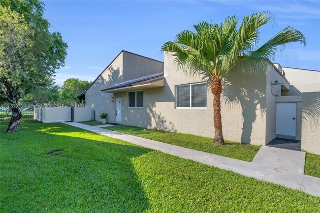 Building Photo - 9131 Fontainebleau Blvd Rental