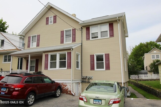 Building Photo - 31 Charles St Unit 1st fl right side Rental