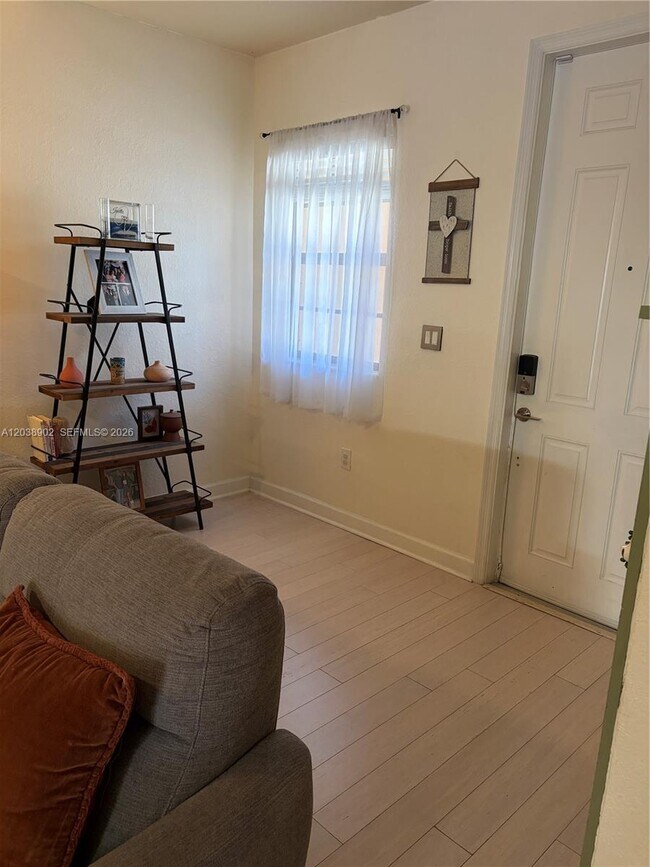 Photo - 370 NE 37th Pl