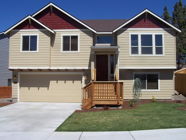 Building Photo - Spacious 4 Bed/3 Bath Single Family Home i...