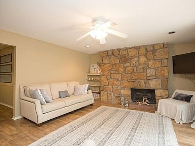 2432 E 55th Pl