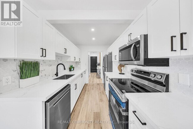 Photo - 733 Lublin Ave
