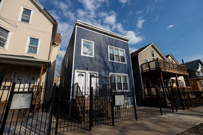 Building Photo - 2175 N Maplewood Ave Unit G