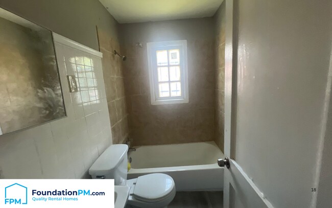 Photo - 2332 E Warren St