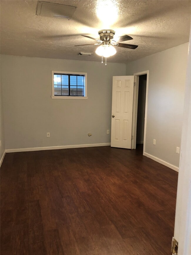 Building Photo - 543 W 27th St Unit C