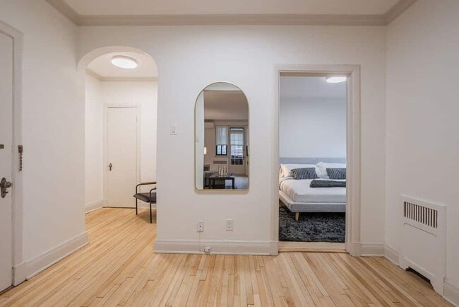 Photo - 7 Av Roosevelt Ave