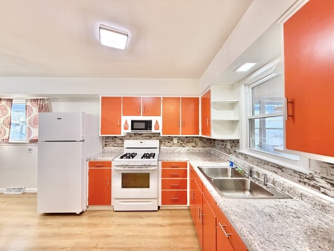 Photo - 1616 Dewey Ave