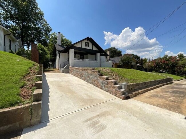 Photo - 339 Mathewson Pl SW