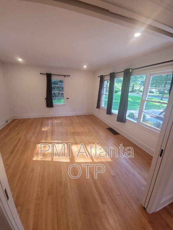 Photo - 1952 Wellbourne Dr NE