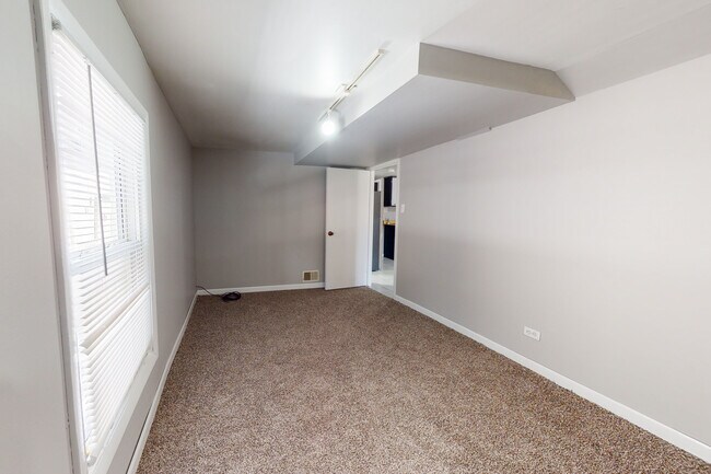 Photo - 4737 N Harding Ave Unidad #1