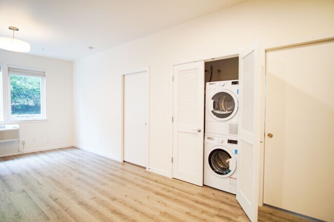 Photo - John's Landing: Modern + Spacious 2Bdr Ready Soon! Unidad 105
