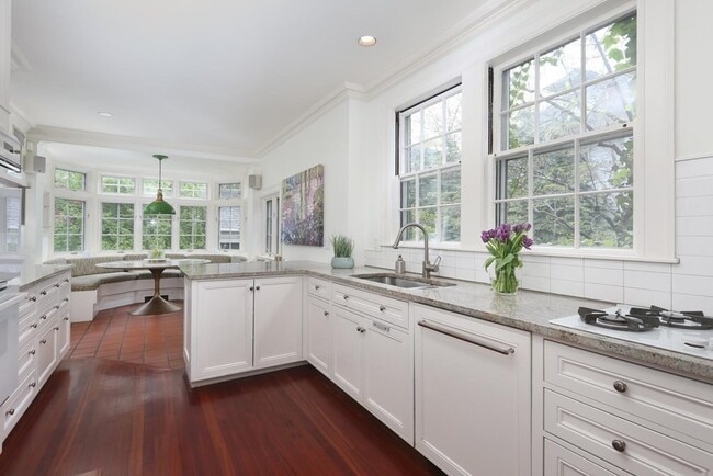 Photo - 1010 Centre St