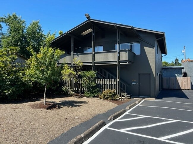 Building Photo - Unique Apartment for Rent in Cottage Grove - Water and Garbage included.