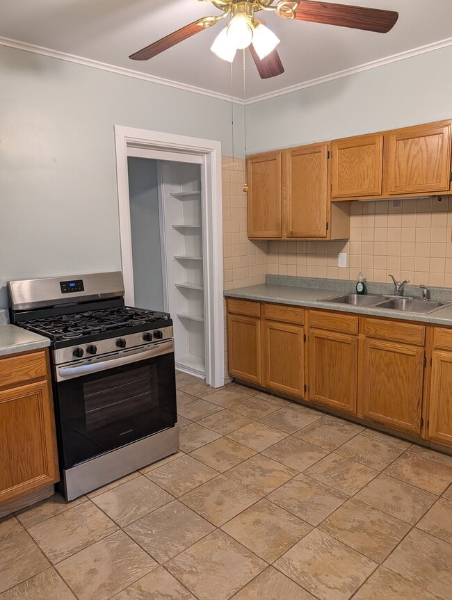 1752 W School St Unit 1