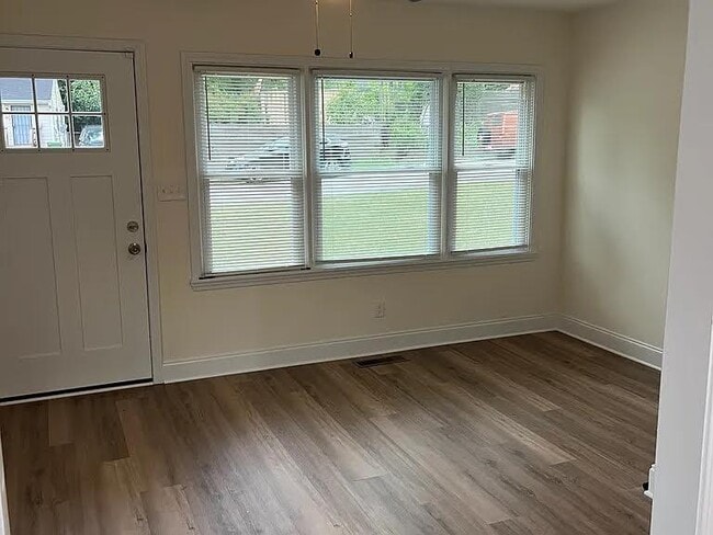 Photo - 320 Camfield Ct SW