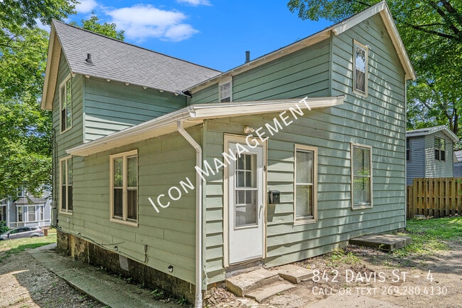 Photo - 842 Davis St Unit 4