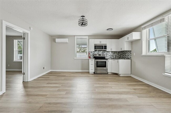 Photo - 801 W Montrose St Unit NE