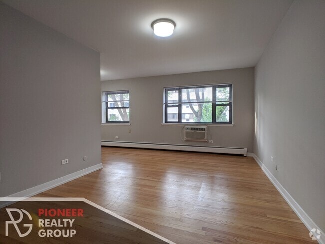 Building Photo - 524 W Oakdale Ave Rental