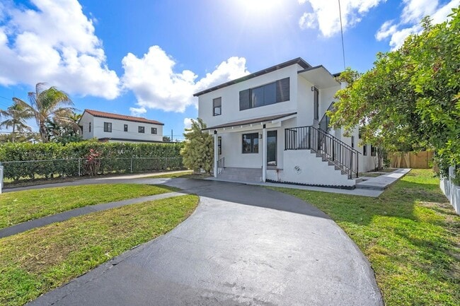 Photo - 130 SW 31st Ct