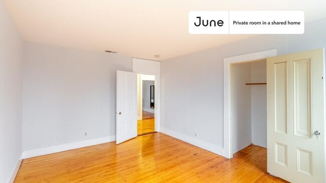 Room in Shared 5 bed/2.5 bath home in Newton Corner