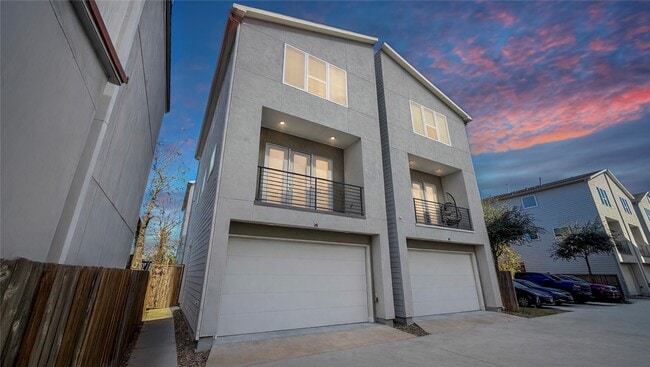 Building Photo - 605 Bayou St