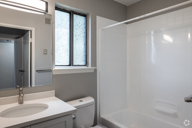 2BR, 2BA - 1,033SF - Primary Bathroom