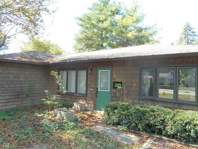 Building Photo - 740 W Auman Dr