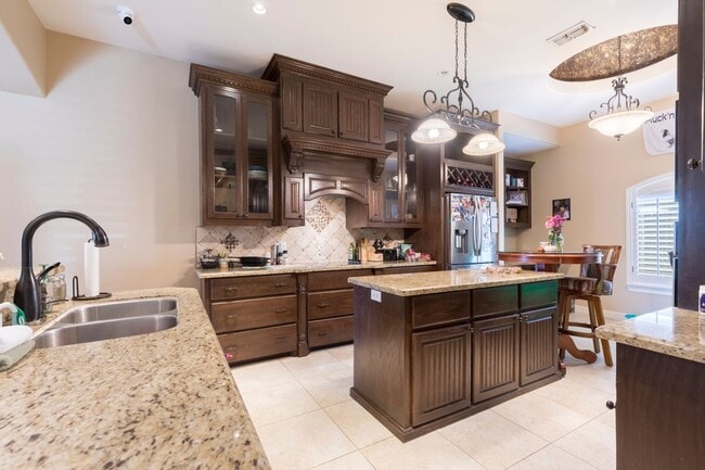 Photo - 2020 Queens Ave