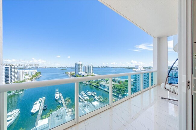 Building Photo - 7900 Harbor Island Dr Unit PH14