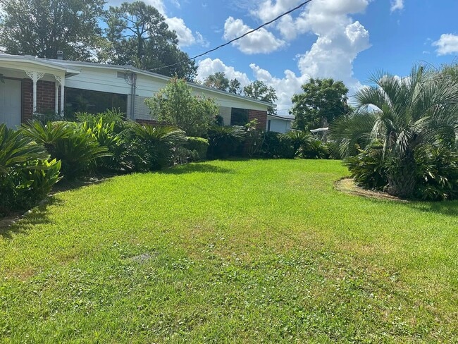 Building Photo - 2107 Lou Dr W