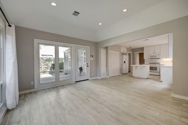 Photo - 2910 Plumb St