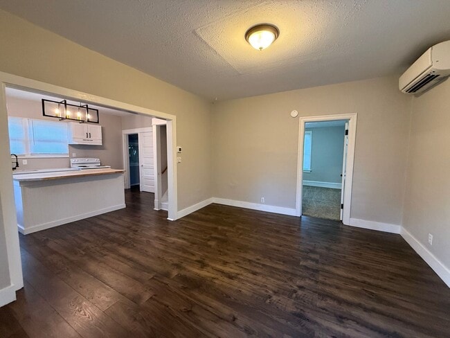 Building Photo - Monroe 1 Bedroom Home