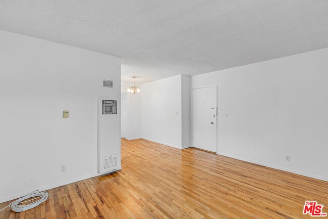 Photo - 1627 S Bundy Dr Unit 3