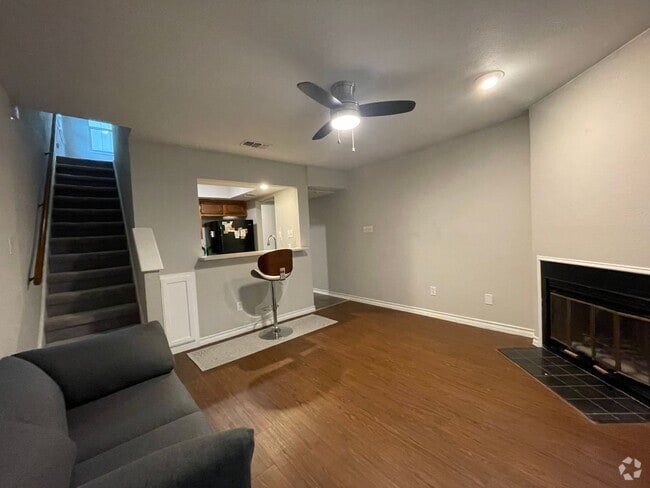 Building Photo - Two Story 1bd/1ba Condo Available Now in T...