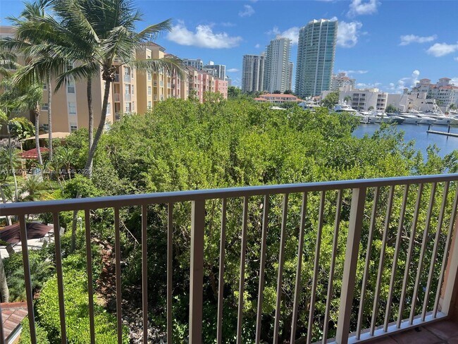 Photo - 19701 E Country Club Dr Unidad 5408