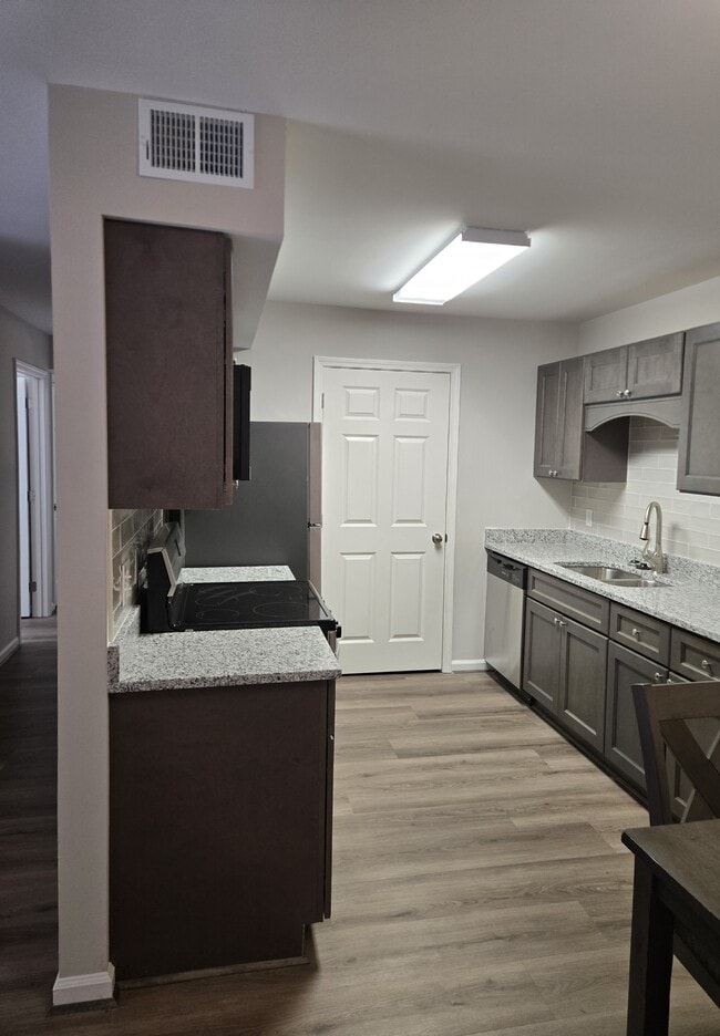 Building Photo - 3703 Southborough Rd Unit D