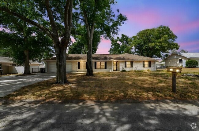Building Photo - 1102 Shadowbrook Dr N Rental