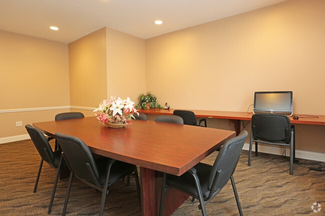 Sala de computadoras - Country Glenn Apartments