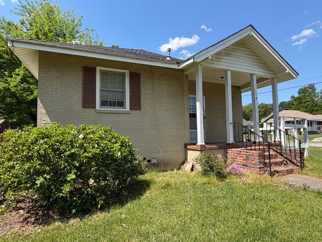 Building Photo - 2 Bedrooms- 1 Bathroom- House in Celanese!