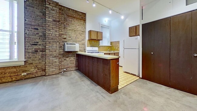 Building Photo - Raised First Floor East Lakeview One Bedroom Unit 739 1R Rental