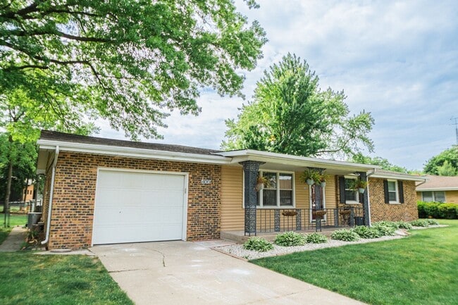 Building Photo - 3 bed 2 bath Ranch in Hobart Rental