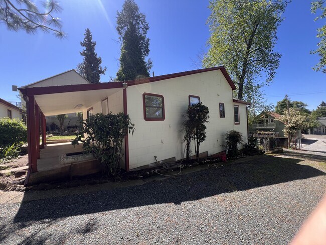 Photo - 503 1/2 S Auburn St