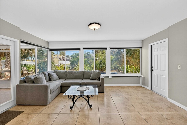 Building Photo - 324 Avenida Madera