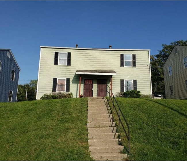 Building Photo - 2 bedroom townhome right off the highway!