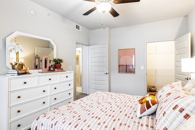 1BR, 1BA - 879SF