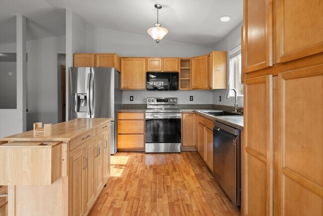 Photo - Amazing 3 Bedroom/2 Bath Bi-Level Home for Rent