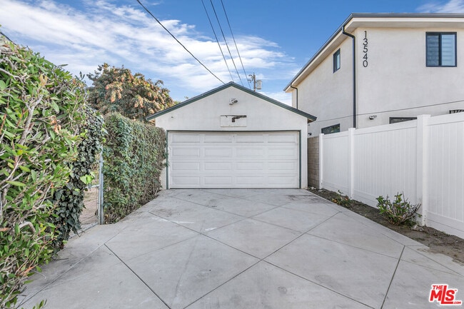 Photo - 13536 Hamlin St